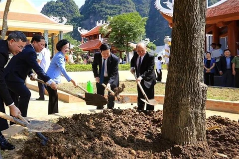 Bà Trương Thị Mai cùng các đại biểu trồng cây lưu niệm tại Di tích Bác Hồ về thăm Tập đoàn Sản xuất Chí Hòa huyện Lương Sơn (tỉnh Hòa Bình). (Ảnh: Trọng Đạt/TTXVN)