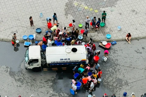 Người dân Khu Đô thị Thanh Hà phải bỏ tiền mua nước sạch từ xe téc để sử dụng. (Nguồn: Pháp Luật)