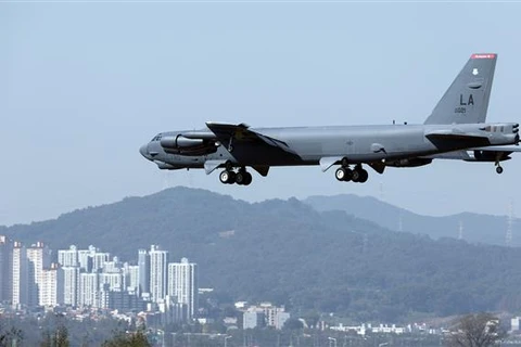 Máy bay ném bom chiến lược B-52 của Mỹ hạ cánh xuống căn cứ không quân ở Cheongju (Hàn Quốc) ngày 17/10/2023. (Ảnh: Yonhap/TTXVN)