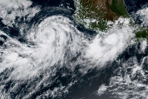 Hình ảnh do vệ tinh ghi lại được Cơ quan Quản lý Khí quyển và Đại dương Quốc gia Mỹ công bố cho thấy bão nhiệt đới Norma (trái). (Ảnh: AFP/TTXVN)