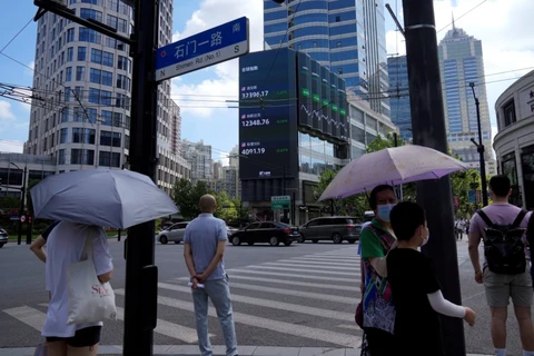 Màn hình hiển thị các chỉ số chứng khoán trên một con phố ở Thượng Hải (Trung Quốc), tháng 8/2022. (Nguồn: SCMP/Ảnh chụp màn hình)