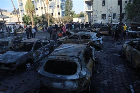 Nhiều xe ôtô bị cháy sau vụ không kích của Israel vào Bệnh viện Al-Ahli ở Dải Gaza, ngày 18/10/2023. (Ảnh: THX/TTXVN)
