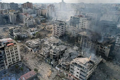 Những tòa nhà bị phá hủy sau các cuộc không kích của Israel xuống thành phố Gaza, ngày 10/10/2023. (Ảnh: AFP/TTXVN)