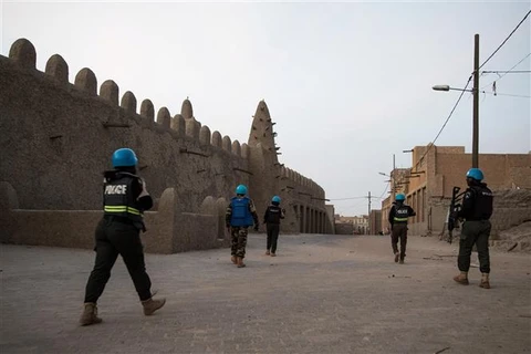 Lực lượng Phái bộ Gìn giữ hòa bình của Liên hợp quốc ở Mali (MINUSMA) tuần tra tại Timbuktu (Mali). (Ảnh: AFP/TTXVN)