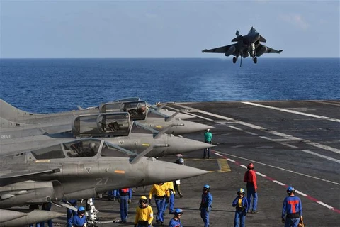 Máy bay chiến đấu Rafale của Pháp chuẩn bị hạ cánh xuống tàu sân bay Charles de Gaulle trong cuộc tập trận hải quân chung Pháp-Ấn Độ mang tên Varuna trên biển Arab ngày 9/5/2019. (Ảnh: AFP/ TTXVN)