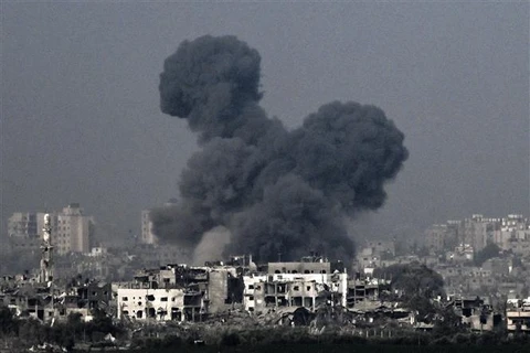 Khói bốc lên từ các tòa nhà sau vụ oanh kích của quân đội Israel xuống phía Bắc Dải Gaza ngày 28/10/2023. (Ảnh: AFP/TTXVN)