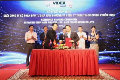 Ký kết hợp tác giữa các công ty của Việt Nam và Campuchia. (Ảnh: Quang Anh/TTXVN)