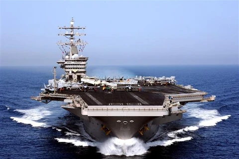 Tàu sân bay USS Dwight D. Eisenhower của Mỹ di chuyển trên biển Arab. (Ảnh: AFP/TTXVN)