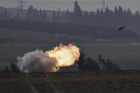 Pháo tự hành M109 155mm của quân đội Israel phóng đạn pháo về Dải Gaza ngày 28/10/2023. (Ảnh: AFP/TTXVN)