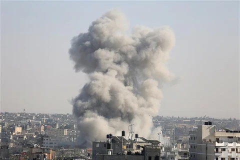 Khói bốc lên sau cuộc không kích của Israel xuống Dải Gaza ngày 26/10/2023. (Ảnh: THX/TTXVN)