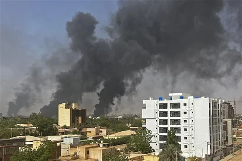 Khói bốc lên sau giao tranh giữa quân đội Sudan và Lực lượng Hỗ trợ Nhanh (RSF) ở Thủ đô Khartoum ngày 16/4/2023. (Ảnh: AFP/TTXVN)