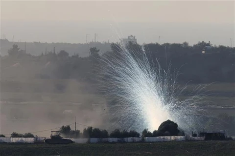 Khói lửa bốc lên sau vụ oanh tạc của lực lượng Israel vào phía Bắc Dải Gaza ngày 30/10/2023. (Ảnh: AFP/TTXVN)