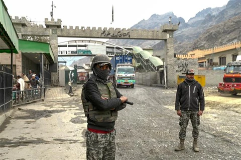 Cảnh sát Pakistan gác tại cửa khẩu Torkham ở biên giới với Afghanistan, tại tỉnh Nangarhar ngày 2/2/2023. (Ảnh: AFP/TTXVN)