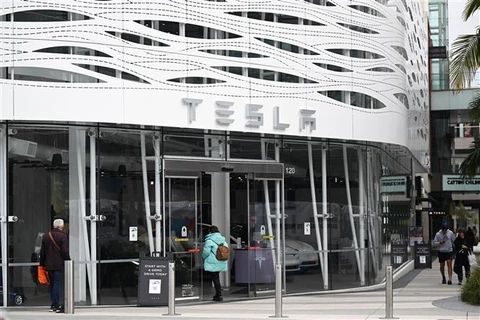 Một cửa hàng của Tesla ở Santa Monica, California (Mỹ). (Ảnh: AFP/TTXVN)