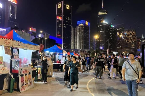 Người dân đi dạo ở chợ đêm bên bờ biển Wanchai, Hong Kong. (Ảnh: Mạc Luyện/TTXVN)