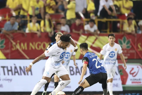 Các cầu thủ Thép Xanh Nam Định (áo trắng) có được 9 điểm tuyệt đối sau chiến thắng 2-1 trước Thành phố Hồ Chí Minh. (Nguồn: Thép Xanh Nam Định FC)