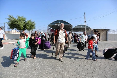 Người dân sơ tán khỏi Dải Gaza qua cửa khẩu Rafah ngày 1/11/2023. (Ảnh: THX/TTXVN)