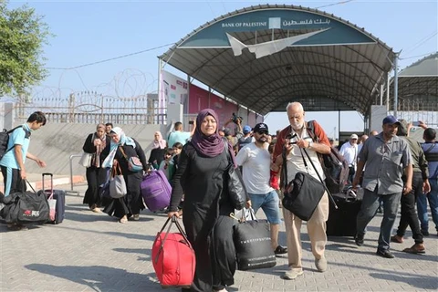 Người dân sơ tán khỏi Dải Gaza qua cửa khẩu Rafah ngày 1/11/2023. (Ảnh: THX/TTXVN)
