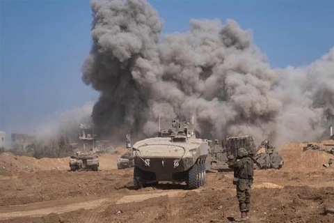 Lực lượng Israel triển khai chiến dịch tấn công trên bộ ở Dải Gaza, ngày 5/11/2023. (Ảnh: THX/TTXVN)