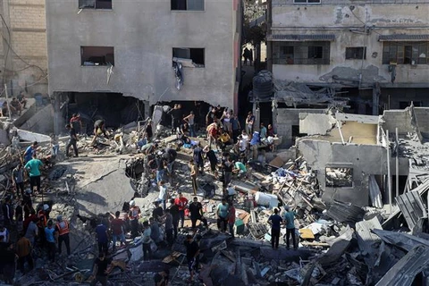 Hoạt động cứu hộ được triển khai sau cuộc không kích của Israel xuống thành phố Khan Younis, Dải Gaza, ngày 6/11/2023. (Ảnh: THX/TTXVN)