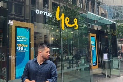 Bên ngoài một cửa hàng của Optus ở Sydney (Australia), ngày 8/11/2023. (Nguồn: Reuters/Ảnh chụp màn hình)