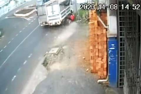 Chiếc xe tải lấn làn vượt ẩu, đè lên xe máy phía trước. (Nguồn: Lâm Đồng Online)