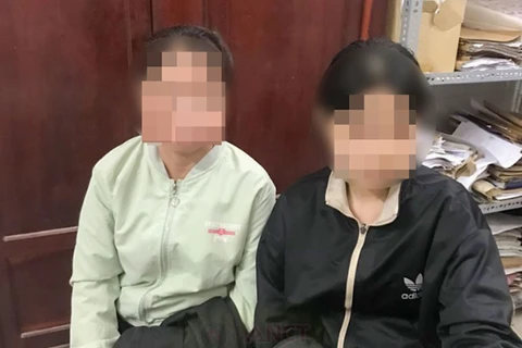 Em Trần Xuân T (phải) được bàn giao cho gia đình. (Nguồn: Cần Thơ Online/Ảnh chụp màn hình)