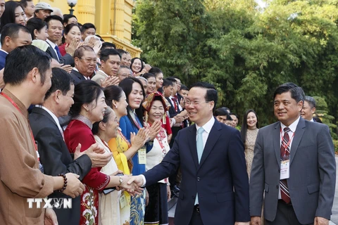 Chủ tịch nước Võ Văn Thưởng gặp mặt thân mật nghệ nhân, thợ giỏi trong lĩnh vực thủ công mỹ nghệ toàn quốc. (Ảnh: Thống Nhất/TTXVN)