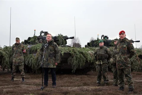 Bộ trưởng Quốc phòng Đức Boris Pistorius (thứ hai, trái) trong chuyến thăm các binh sỹ tại căn cứ huấn luyện ở Altengrabow, gần Moeckern, miền Đông nước Đức, ngày 26/1/2023. (Ảnh: AFP/TTXVN)