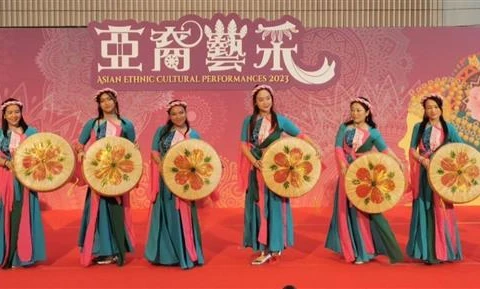 Nhóm múa của người Việt Nam tại Hong Kong biểu diễn tiết mục múa "Em đi xem hội Trăng rằm." (Ảnh: Mạc Luyện/TTXVN)