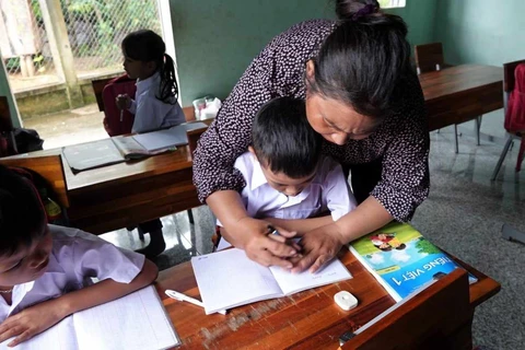 Cô Phạm Thị Thơm miệt mài giảng dạy cho những học trò nghèo. (Nguồn: Tin tức)