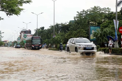 Sáng 16/11, nhiều tuyến đường ở thành phố Huế vẫn bị ngập trong nước. (Ảnh: Đỗ Trưởng/TTXVN)