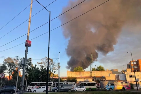Đám cháy bùng phát tại một nhà kho ở gần trung tâm lịch sử ở quận Tepito. (Nguồn: Reuters)