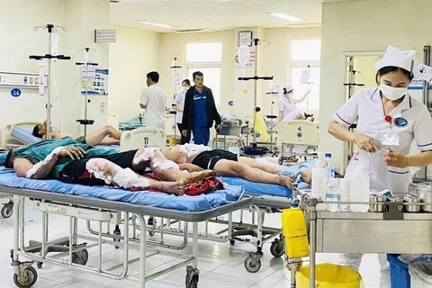 Các nạn nhân bị bỏng trong vụ nổ tại Công ty DQS được cấp cứu tại bệnh viện, ngày 3/11/2023. (Ảnh: TTXVN phát)