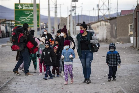 Trẻ em Venezuela tại thị trấn biên giới Colchane của Chile. (Ảnh: AFP/TTXVN)