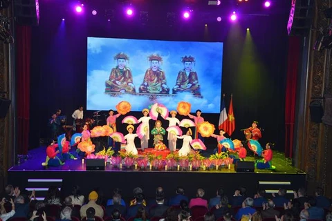 Các nghệ sỹ Nhà hát Ca Múa Nhạc Việt Bắc biểu diễn trong “Đêm Văn hóa Việt Nam.” (Ảnh: Nguyễn Ngọc Hiệp/TTXVN)