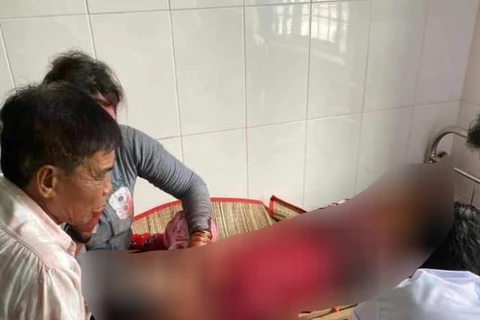 Anh Trung được mọi người đưa đi cấp cứu tại Trung tâm Y tế huyện U Minh nhưng tử vong sau đó do vết thương quá nặng. (Nguồn: Người Lao Động)