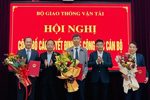Bộ trưởng Nguyễn Văn Thắng và Thứ trưởng Nguyễn Duy Lâm trao quyết định, tặng hoa chúc mừng các cán bộ được bổ nhiệm. (Nguồn: Giao Thông)