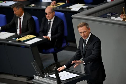 Bộ trưởng Tài chính Đức Christian Lindner (phải) phát biểu trong phiên thảo luận về ngân sách năm 2024 trước Quốc hội ở Berlin, ngày 5/9/2023. (Ảnh: AFP/TTXVN)