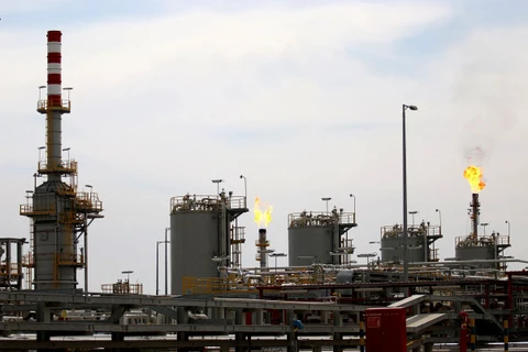 Một nhà máy lọc dầu tại Zubair (Iraq). (Ảnh: AFP/TTXVN)