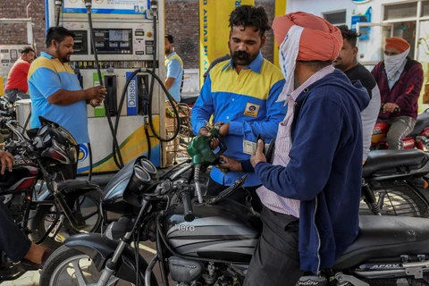 Khách hàng đổ xăng tại một trạm xăng ở Amritsar (Ấn Độ). (Ảnh: AFP/TTXVN)