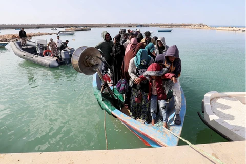 Thuyền chở người di cư được giải cứu vào cảng ở Garabulli (Libya) ngày 25/3/2023. (Ảnh: AFP/TTXVN)