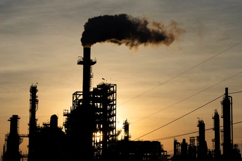 Khí thải từ nhà máy lọc dầu ở Houston, Texas (Mỹ). (Ảnh: AFP/TTXVN)