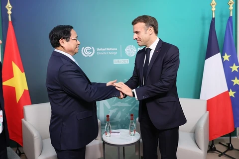 Thủ tướng Phạm Minh Chính gặp Tổng thống Pháp Emmanuel Macron. (Ảnh: Dương Giang/TTXVN)