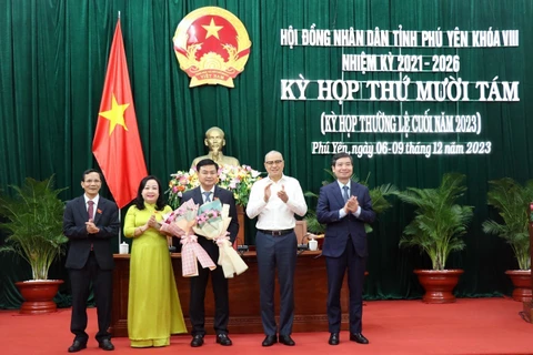 Lãnh đạo tỉnh Phú Yên tặng hoa chúc mừng ông Đỗ Thái Phong giữ chức vụ Phó Chủ tịch Hội đồng Nhân dân tỉnh Phú Yên. (Ảnh Xuân Triệu/TTXVN)