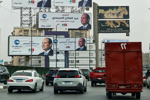 Các bảng quảng cáo tranh cử của Tổng thống Ai Cập Abdel Fattah el-Sisi dọc một con phố ở Cairo, ngày 7/12/2023. (Nguồn: CNN)
