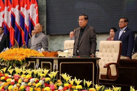 Samdech Techo Hun Sen - Chủ tịch CPP và Samdech Heng Samrin - Chủ tịch danh dự CPP chủ trì phiên khai mạc Đại hội Đại biểu Toàn quốc Bất thường Mở rộng của CPP, sáng 9/12/2023. (Ảnh: AKP/TTXVN)