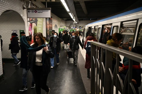 Hành khách tại nhà ga tàu điện ngầm ở Paris (Pháp), ngày 7/3/2023. (Ảnh: AFP/TTXVN)