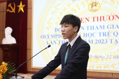 Em Hoàng Phạm Minh Khánh, học sinh Trường Trung học Cơ sở-Trung học Phổ thông Newton phát biểu. (Ảnh: TTXVN phát)