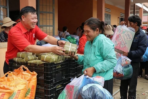 Tặng quà cho người nghèo tại chương trình "Tết vì người nghèo" ở xã Đưng K' Nớ, huyện Lạc Dương (tỉnh Lâm Đồng). (Ảnh: Đặng Tuấn/TTXVN)